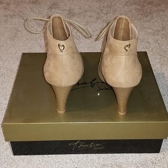 Tan suede ankle boots - Picture 3 of 4